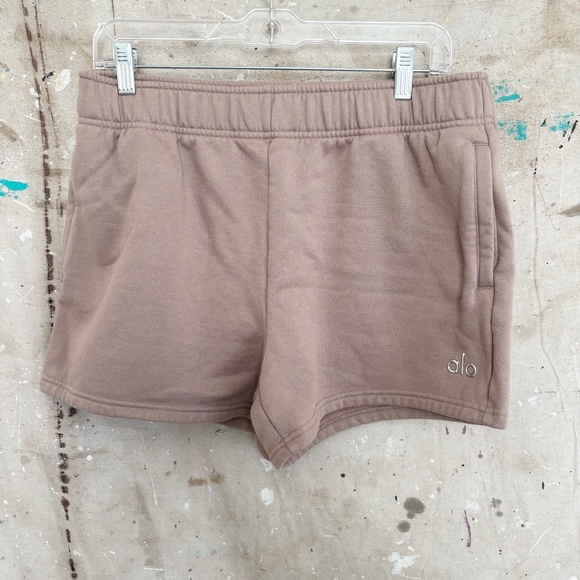 ALO Yoga Pants - Alo Yoga Accolade Shorts in Taupe